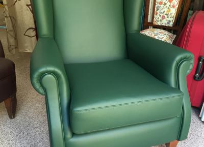 Tapizado de sillón orejero en piel sintética Olympia verde y terminación de tachuela bronce