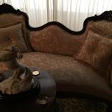 sofá clásico en tela damasco